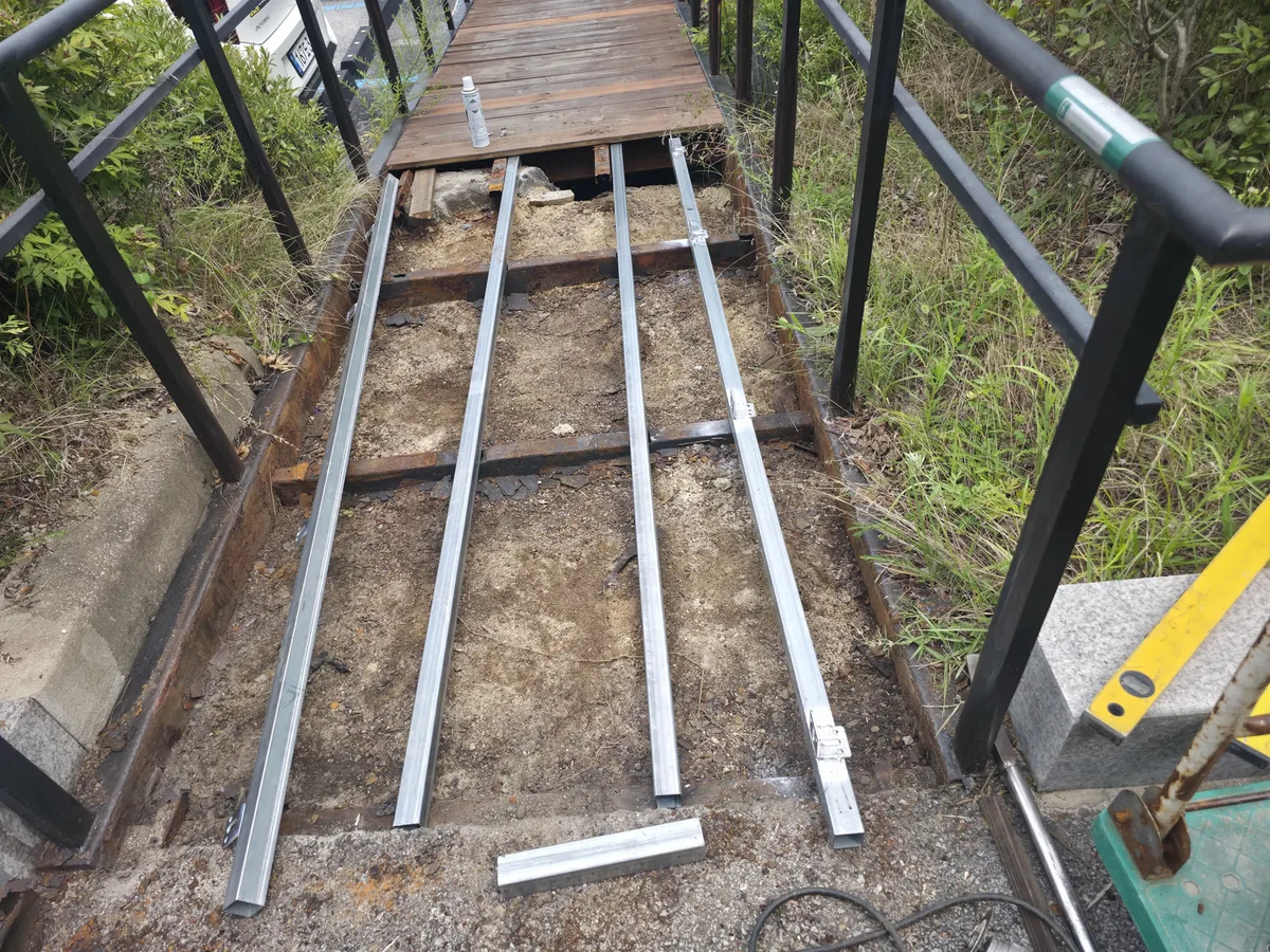 옥상계단 골조 확인 및 발판 교체 작업
